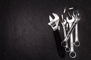 metin girintili beyaz zemin üzerine paslanmaz çelik anahtarı ayarla