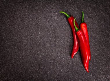 siyah taş zemin üzerine biber biber