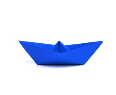 beyaz arkaplanda kağıt tekne