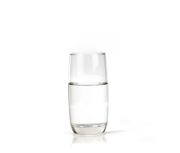 Стакан пресной питьевой воды на белом фоне — стоковое фото