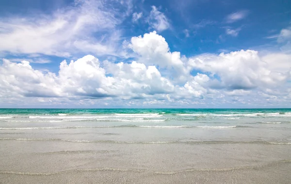 Mare e cielo blu con nuvole nella giornata di sole — Foto Stock