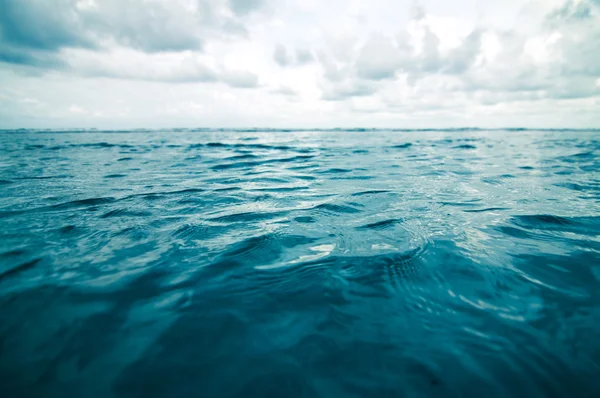 Foco seletivo na superfície do mar e céu azul com nuvens em c — Fotografia de Stock