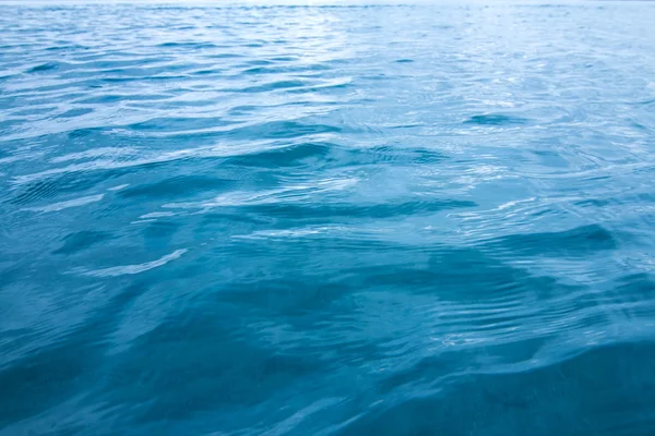 Fechar a superfície da água do mar ou do oceano — Fotografia de Stock