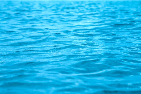 Fechar a superfície da água do mar, foco seletivo — Fotografia de Stock