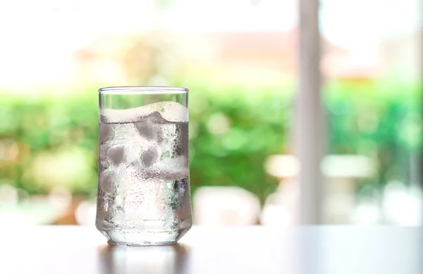 Vaso de bebida fresca fresca con hielo en la mesa —  Fotos de Stock