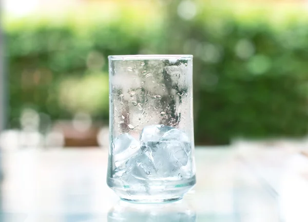 Dışarı-in su cam buz küpü — Stok fotoğraf