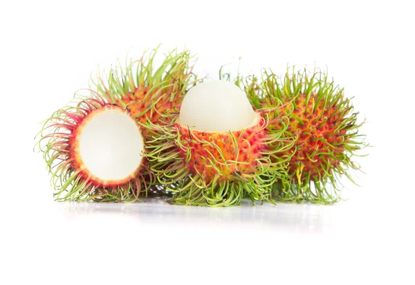 Rambutan fruit op witte achtergrond — Stockfoto