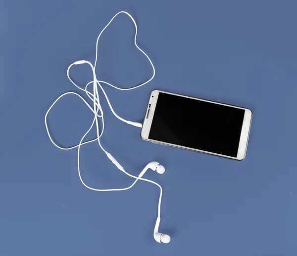 Căști albe pentru utilizarea cu muzică digitală sau telefon inteligent — Fotografie, imagine de stoc