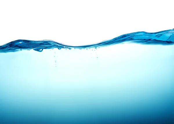 Beyaz arka plan üzerinde kabarcıkları ile mavi su sıçrama kadar kapatın — Stok fotoğraf