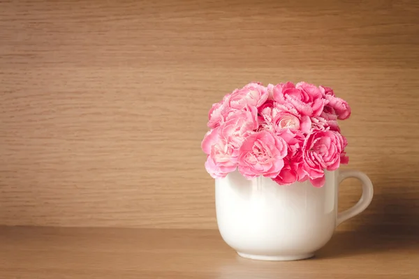 Čerstvý růžový květ karafiátu na pozadí dřevěná police — Stock fotografie