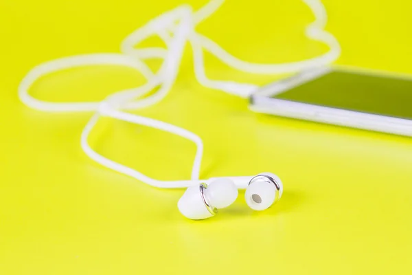 Foco seletivo de fones de ouvido brancos para uso com música digital — Fotografia de Stock
