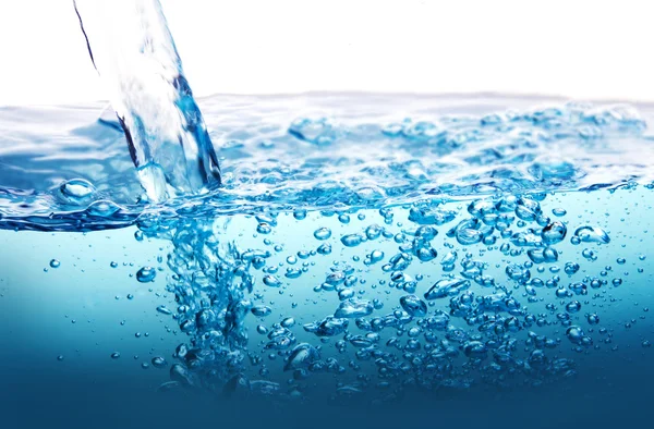 Закрыть синий брызги воды с пузырьками на белом фоне — стоковое фото