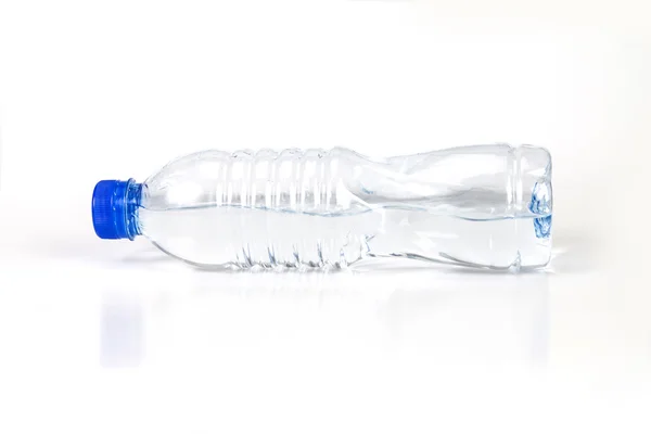 Verse drinken water fles horizontaal geplaatst op witte achtergrond Stockfoto