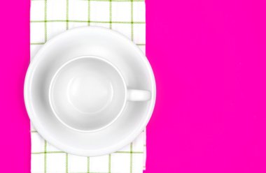 Boş beyaz kahve veya çay Kupası havlu ile üstten görünüm üzerinde canlı