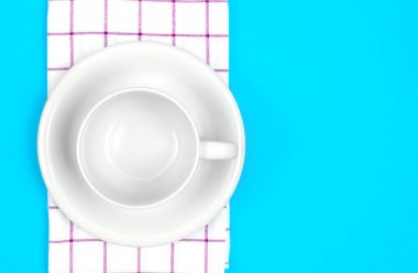 Boş beyaz kahve veya çay Kupası havlu ile üstten görünüm üzerinde canlı