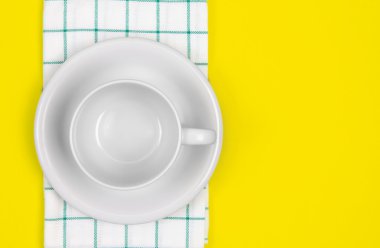 Boş beyaz kahve veya çay Kupası havlu ile üstten görünüm üzerinde canlı