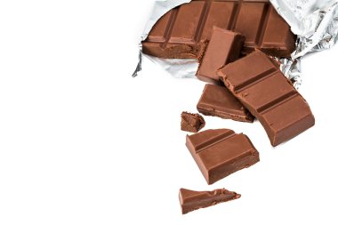 Alüminyum folyo paket whit üzerinde kırık çikolata bar kapatmak