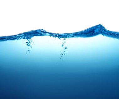 Beyaz arka plan üzerinde kabarcıkları ile mavi su sıçrama kadar kapatın
