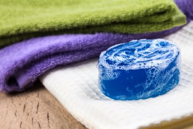 doğal sabun bar ve kabarcık banyo Havlu o ile seçici odak