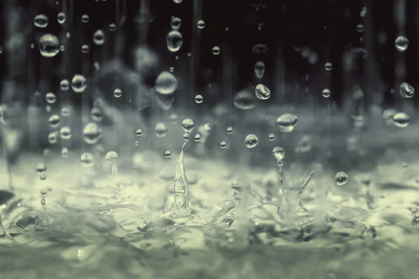 Tono de color vintage de cerca gota de agua de lluvia cayendo al suelo —  Fotos de Stock