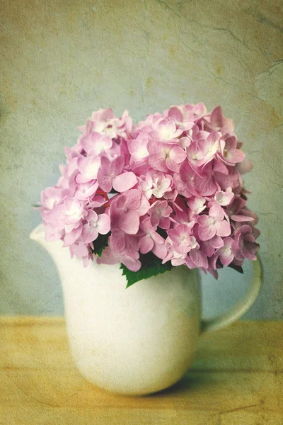 Selective focus of sweet purple  hydrangea flowers in white vase — Stock Photo, Image