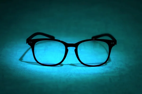 Martwa natura z czytanie okulary na niebieskim tle — Zdjęcie stockowe