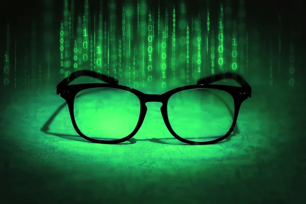 Olvasó szemüveget felvenni bináris adatokat, fogalma jövő tudását — Stock Fotó