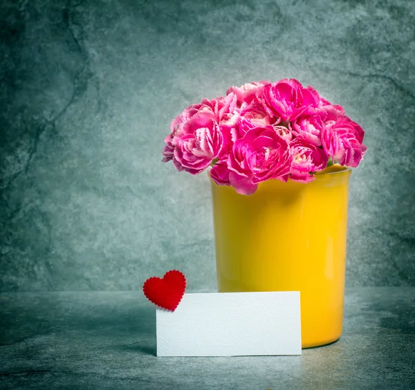 Szüret és retro színtónus friss rózsaszín virág, szegfű, és — Stock Fotó
