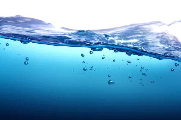 Fermer bleu éclaboussure d'eau avec bulles sur fond blanc — Photo