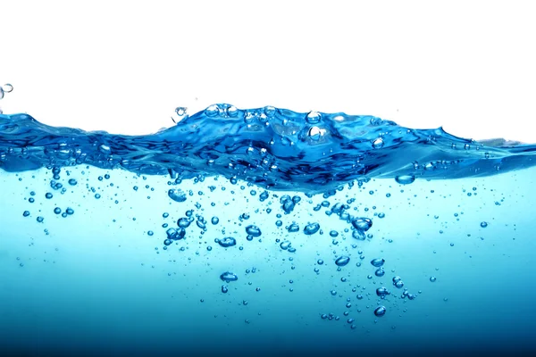 Закрыть синий брызги воды с пузырьками на белом фоне — стоковое фото