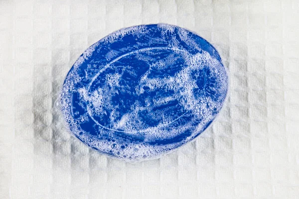 天然蓝色肥皂和泡沫泡沫浴毛巾背景 — 图库照片