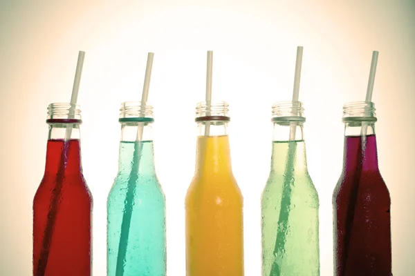 멋진 다채로운 음료를 가까이의 빈티지 컬러 톤 — 스톡 사진