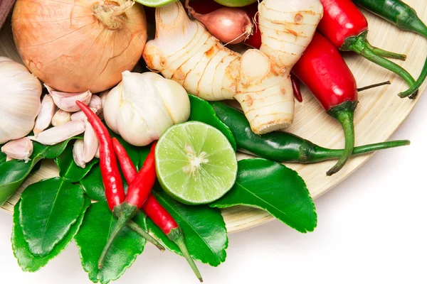 Ervas e especiarias ingredientes para comida asiática no fundo branco — Fotografia de Stock