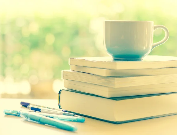 Seçici odak beyaz kahve fincanı ve kitap ile swe istifleme — Stok fotoğraf