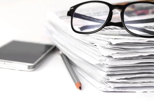 Gafas de lectura con apilamiento de fondo de periódico, busin — Foto de Stock