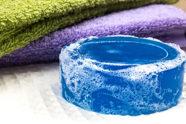 天然肥皂和浴巾木制背景上的泡泡 — 图库照片