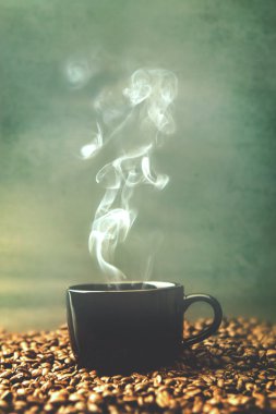 Vintage ve retro renk tonunu sıcak fincan sade kahve roa üzerinde