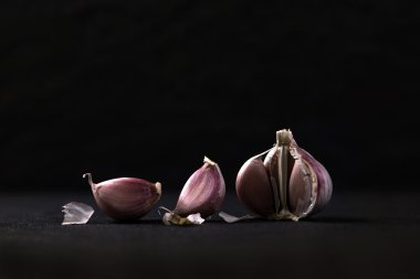  Üç bütün sarımsak ampuller bir natürmort düzenleme üzerinde gruplandırılmış