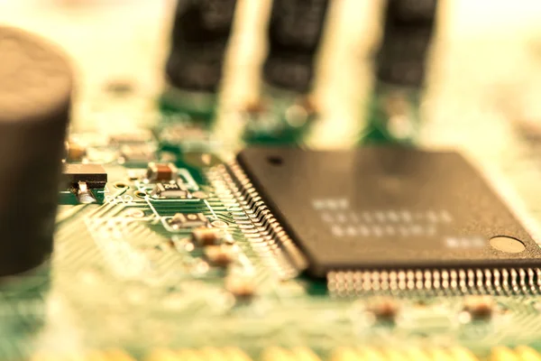 Enfoque selectivo de la placa de circuito electrónico de computadora de primer plano — Foto de Stock