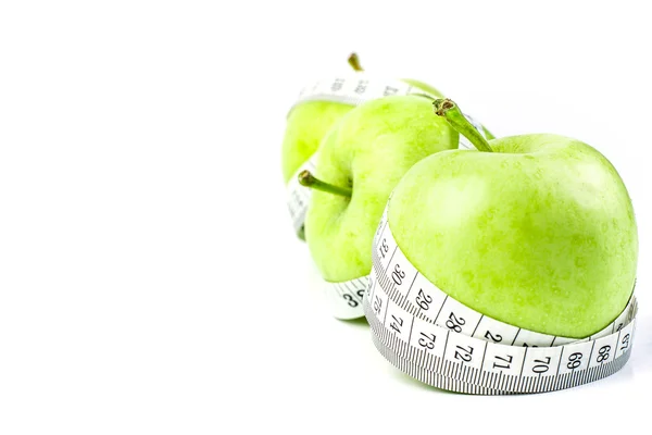 Manzana verde con cinta métrica sobre fondo blanco y copia spa —  Fotos de Stock