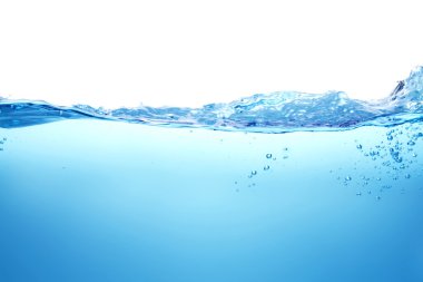 Beyaz arka plan üzerinde kabarcıkları ile mavi su sıçrama kadar kapatın