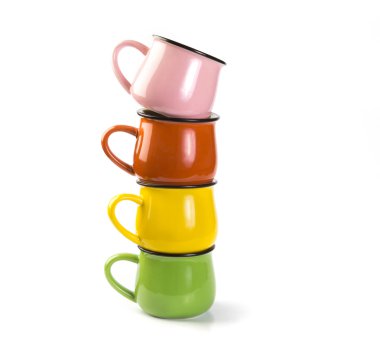 Beyaz arka plan üzerinde izole renkli çorba bardak yığını