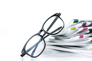 seçici odak gazetesi istifleme ile gözlük okuma