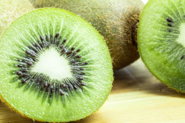 kadar yakın ve seçici odak dilimlenmiş kivi meyve üzerinde ahşap pl