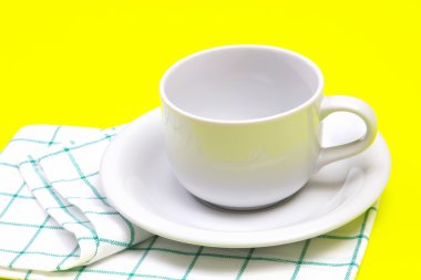  Boş beyaz kahve veya çay Kupası canlı renk backg üzerine havlu ile