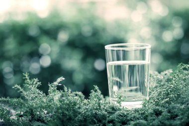 Vintage renk tonu bir bardak serin temiz su