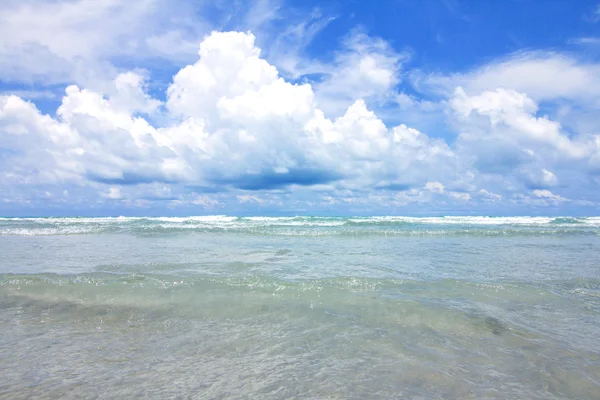 Meer und blauer Himmel mit Wolken an sonnigen Tagen — Stockfoto