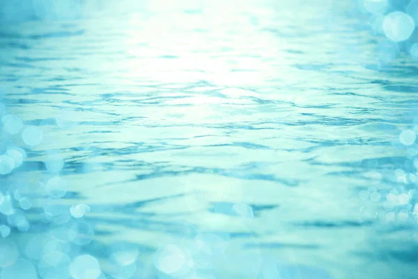 Nära håll färska blå havet bevattna ytbehandlar med söt mjuk bokeh — Stockfoto