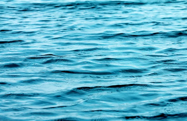 Zblízka vodní hladiny moře a oceánu, selektivní zaměření — Stock fotografie