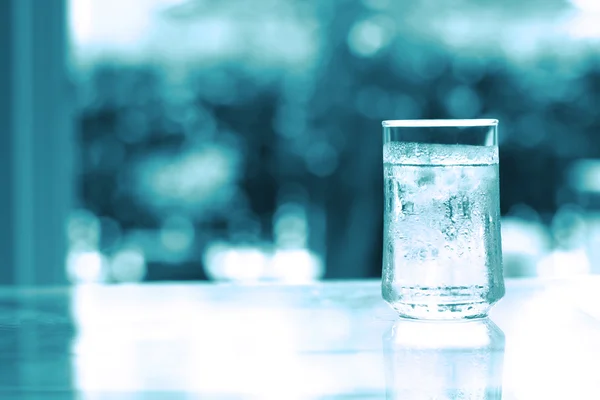 Verre de boisson fraîche fraîche fraîche avec glaçon sur la table — Photo